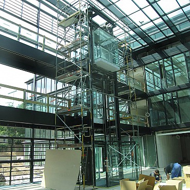 Glasbau und Glaserei im Bereich von Aufzügen